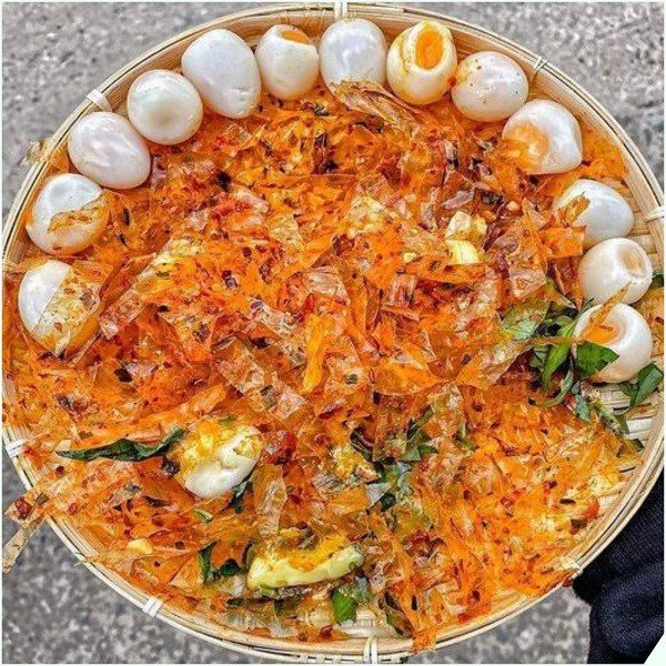 Bánh tráng trộn cùng trứng cút lòng đào và sốt bánh tráng trộn