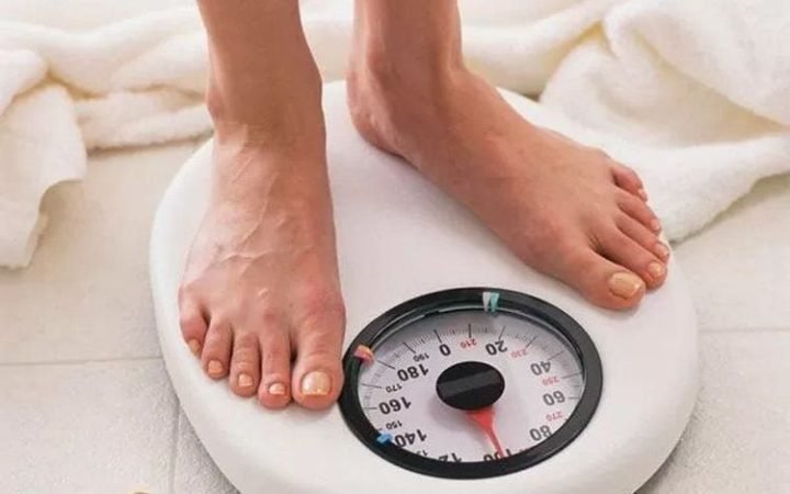 Bánh tráng trộn đa dạng nguyên liệu, chứa nhiều tinh bột và chất béo, ảnh hưởng đến lượng calo nạp vào cơ thể.