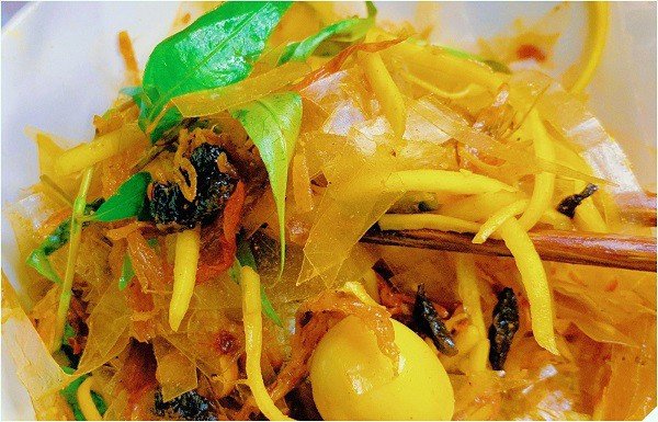 Bánh tráng trộn topping đầy đủ