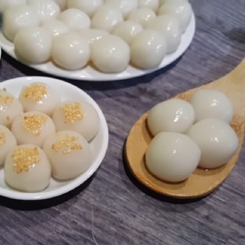 Bánh trôi đường sau khi hoàn thành với vừng rang và dừa nạo