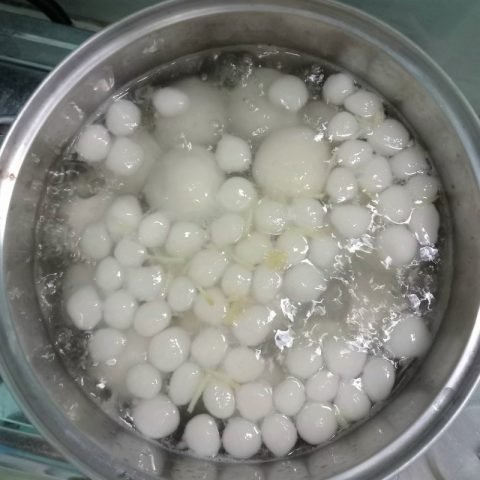 Bánh trôi nhân đậu xanh thơm ngon đã nấu chín, nổi trong nước đường gừng ấm nóng