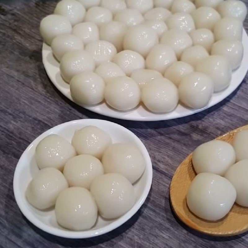 Bánh trôi nước đã luộc xong được rắc vừng rang