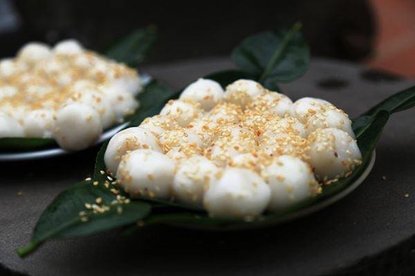 Bánh trôi nước miền Bắc sau khi luộc chín, rắc dừa nạo và vừng