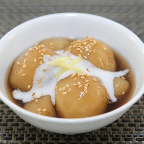 Bánh trôi nước miền Nam với nước cốt dừa, gừng và mè rang