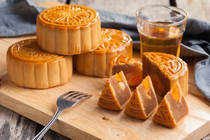 Bánh trung thu cắt lát ăn kèm trà nóng