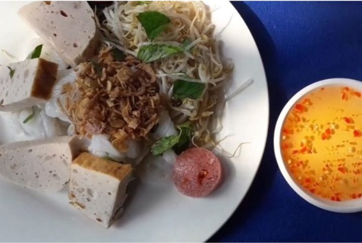 Bánh ướt chả lụa ăn kèm nước mắm miền Nam