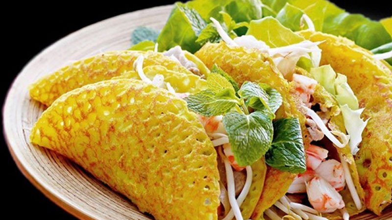 Bánh xèo giòn rụm với nhân tôm thịt