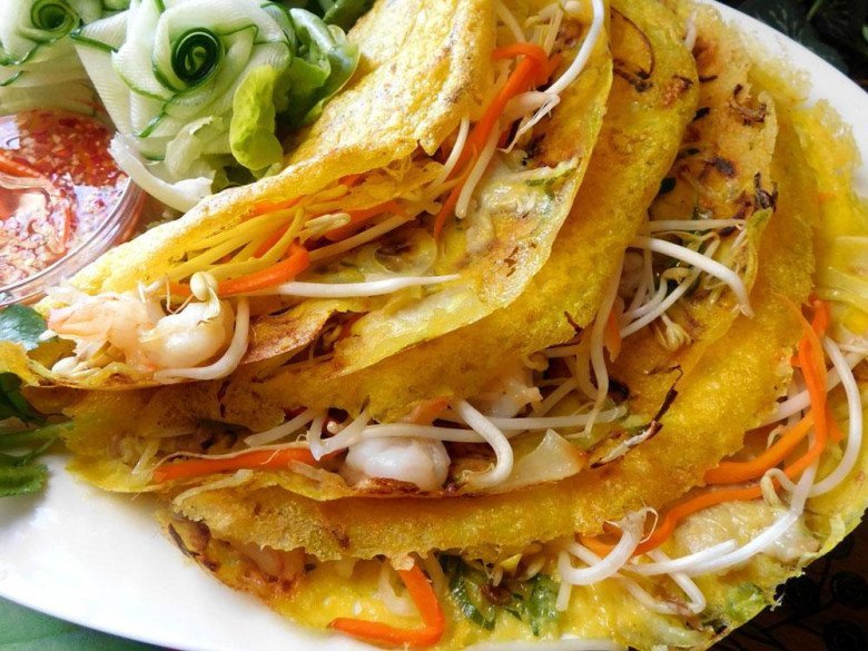 Bánh xèo miền Trung vàng ruộm, nước chấm đặc trưng