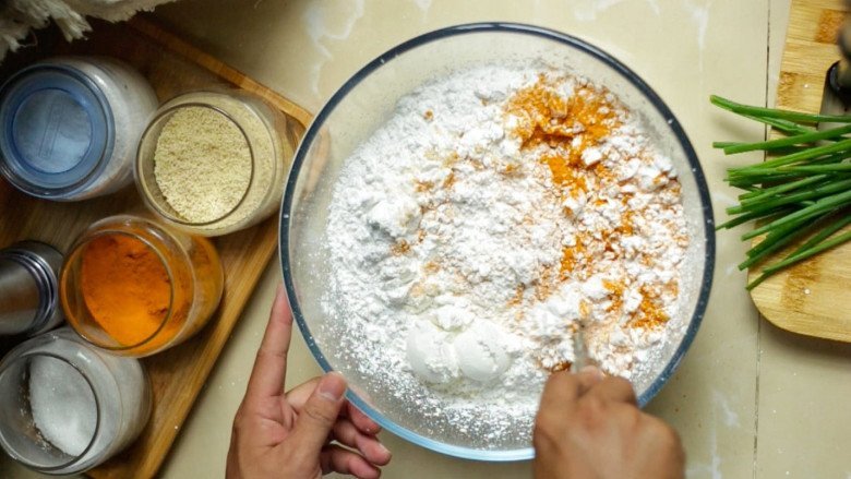 Bánh xèo vàng ươm, giòn rụm được đổ từ bột bánh xèo pha chuẩn, hấp dẫn