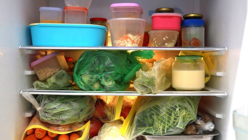 Bảo quản cơm chiên trong hộp kín tủ lạnh đúng cách