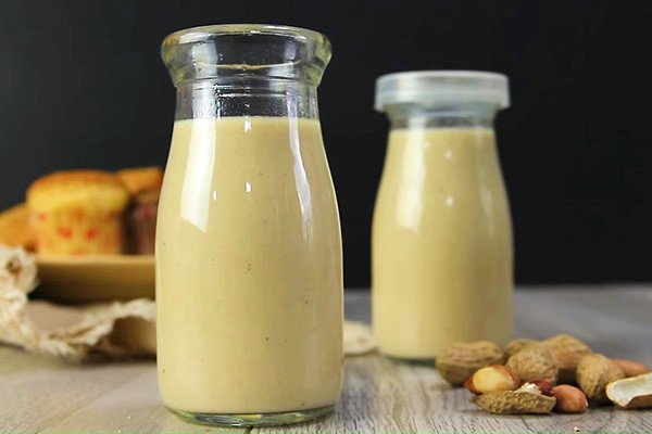 Bảo quản sữa đậu phộng trong chai thủy tinh sạch sẽ