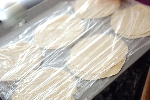 Bảo quản vỏ há cảo trong ngăn đông giúp giữ tươi lâu