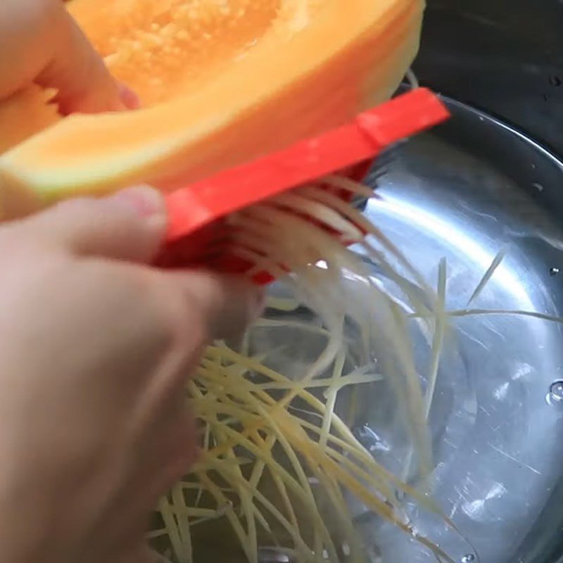 Bào sợi đu đủ xanh giòn, bước chuẩn bị quan trọng cho gỏi