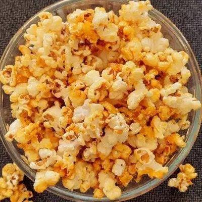 Bắp rang bơ phô mai trong tô với gói gia vị