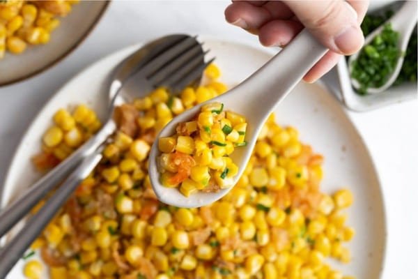 Bắp xào mỡ hành thơm lừng với hành lá xanh tươi