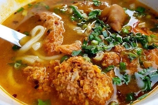 Bát bánh canh cua đồng với riêu cua nổi bật, hương vị dân dã
