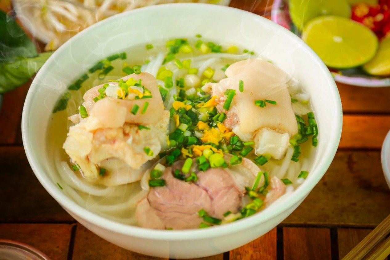 Bát bánh canh giò heo thành phẩm nóng hổi