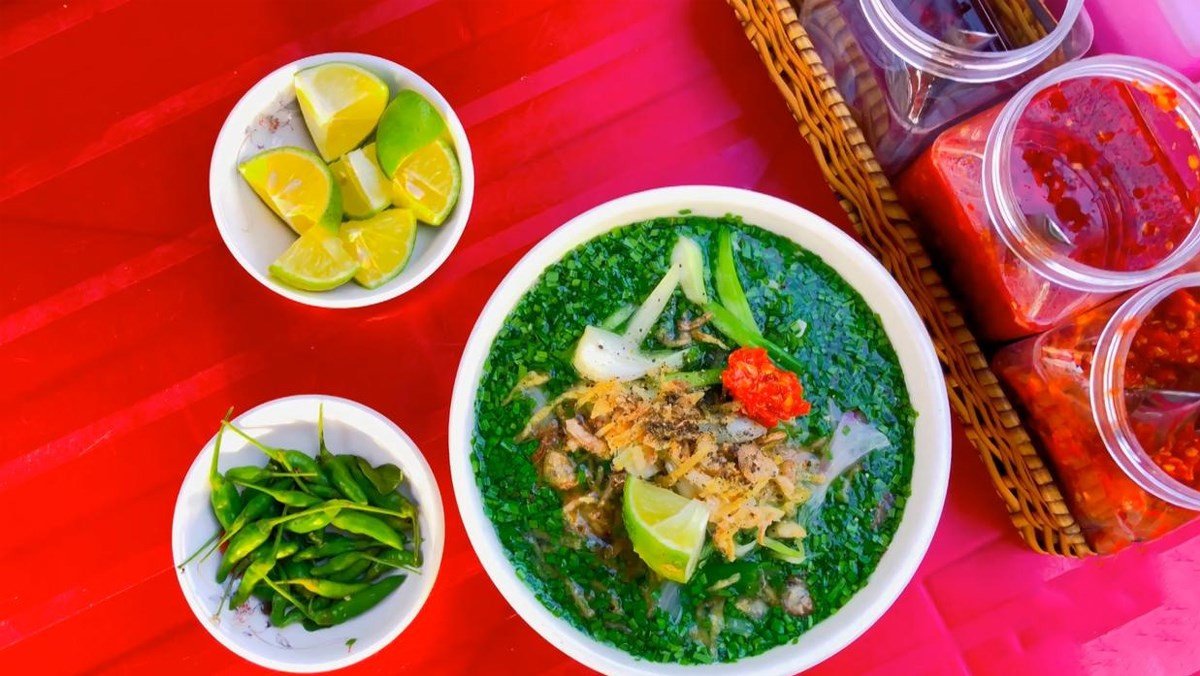 Bát bánh canh hẹ Phú Yên thơm ngon nóng hổi