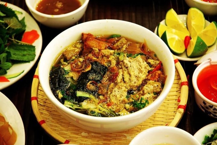 Bát bánh đa thịt nóng hổi với sợi bánh đa và topping hấp dẫn