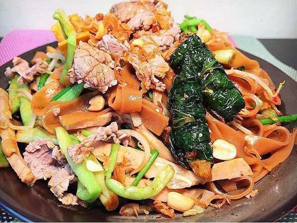 Bát bánh đa trộn thành phẩm thơm ngon, đầy màu sắc đã được hoàn thành