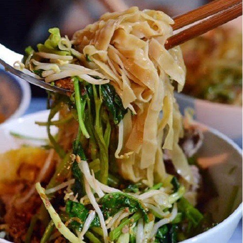 Bát bánh đa trộn với đầy đủ topping đã được sơ chế sẵn sàng