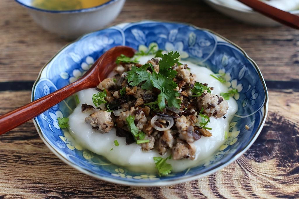 Bát bánh đúc nóng hấp dẫn với đầy đủ nhân và nước chấm.