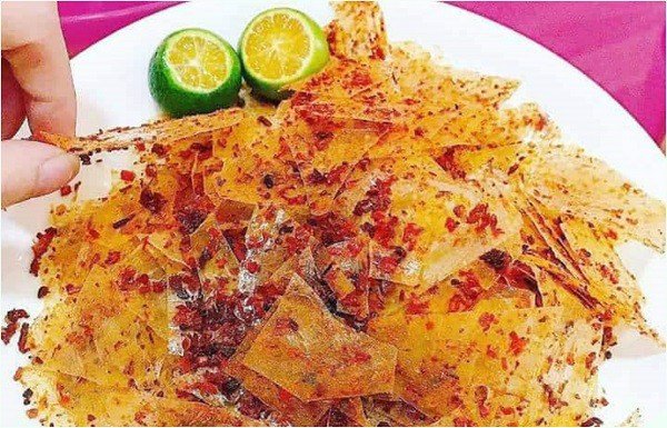 Bát bánh tráng trộn tắc chua cay mặn ngọt, đầy màu sắc hấp dẫn