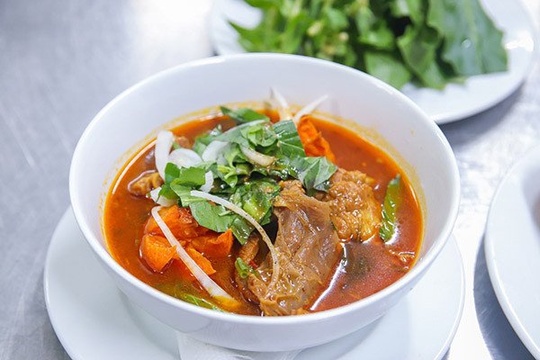 Bát bò kho miền Bắc nóng hổi với thịt bò mềm, cà rốt và nước sốt sánh mịn, hấp dẫn thị giác.