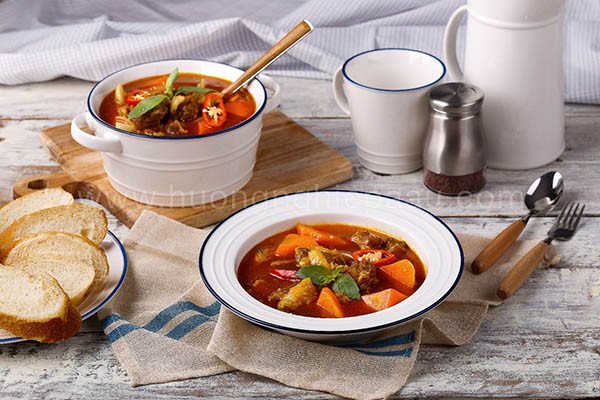 Bát bò kho nóng hổi ăn kèm bánh mì giòn tan, rau thơm