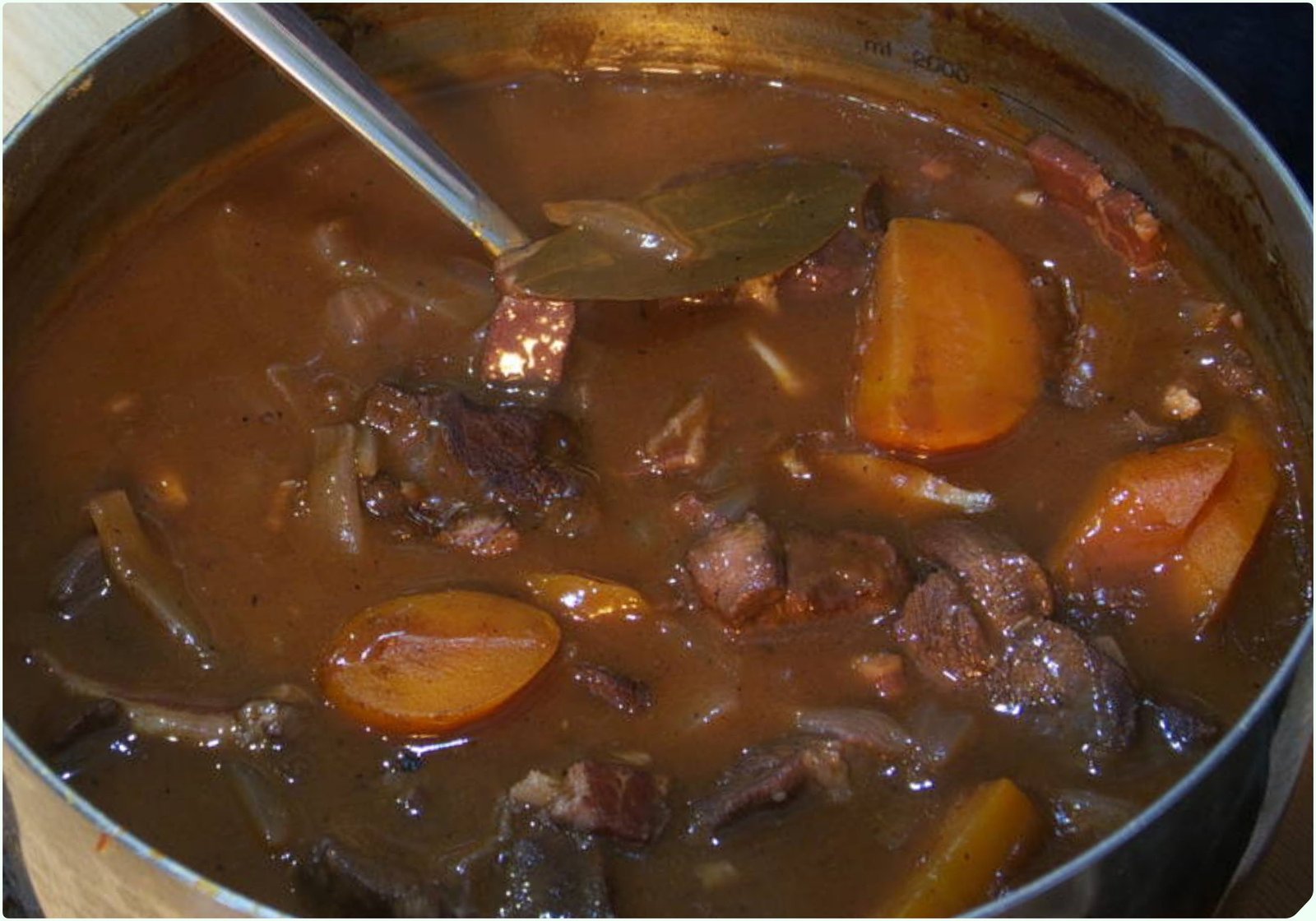 Bát bò sốt vang sánh mịn, chuẩn vị, rất hợp với bánh mì giòn