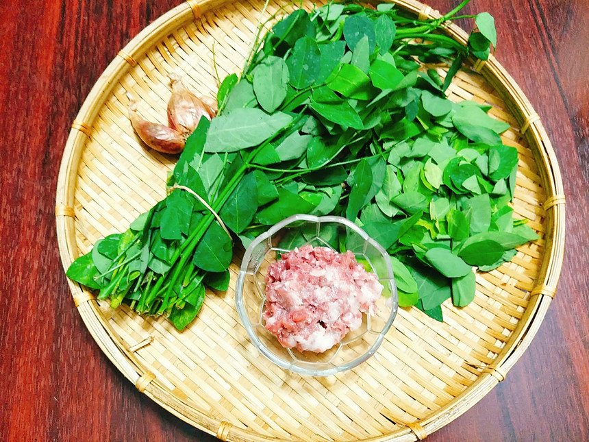 Bát bột gạo rau ngót thịt lợn giàu vitamin và chất xơ
