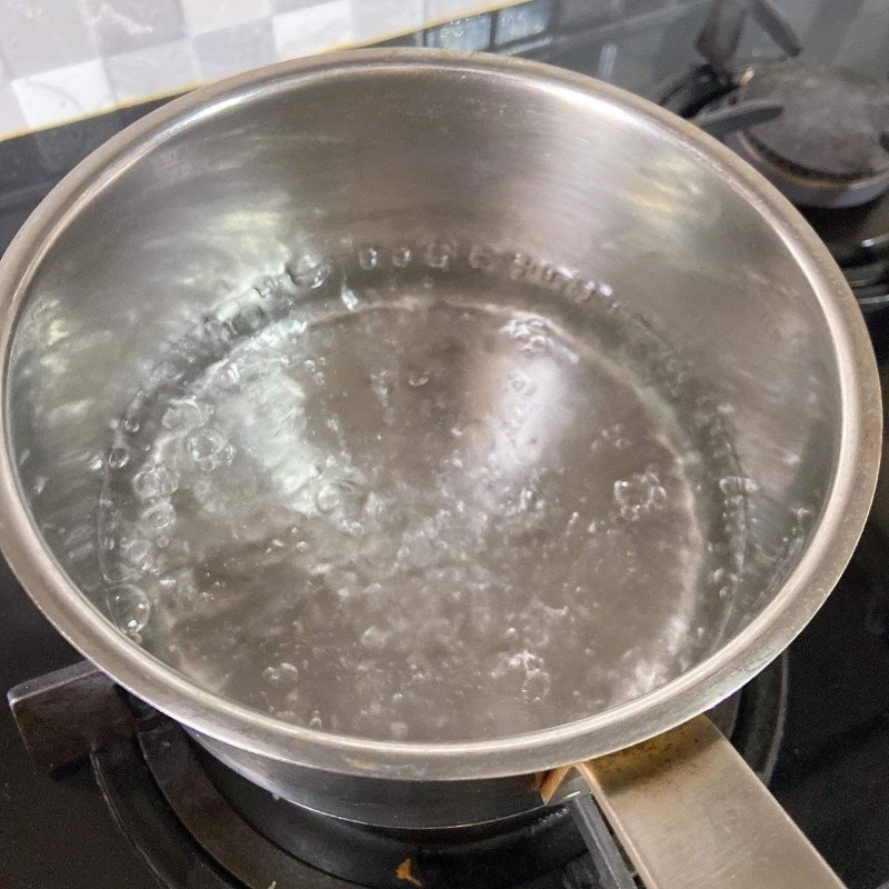 Bát bột mì đang được trộn nước nóng