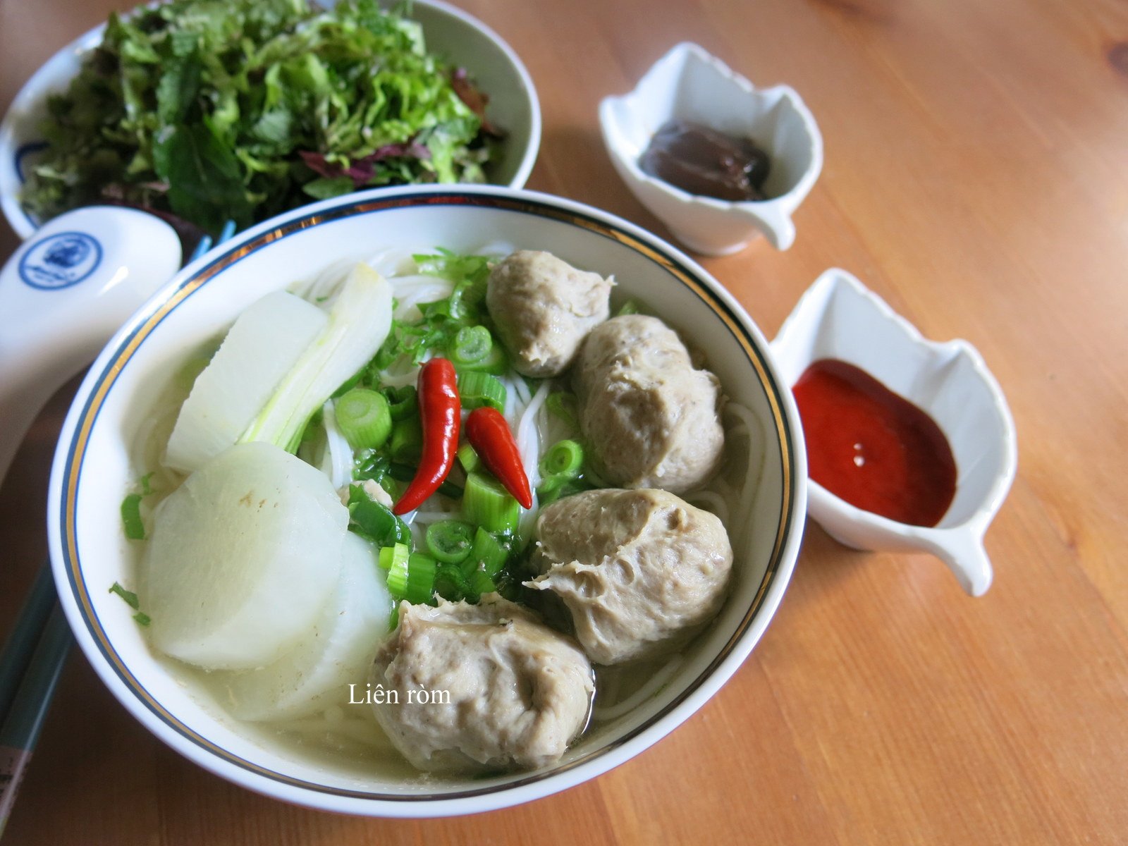 Bát bún bò viên nóng hổi, hấp dẫn với sợi bún và nước dùng đậm đà