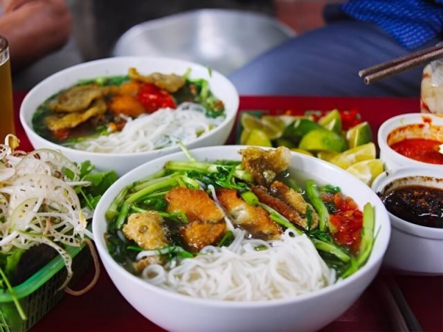 Bát bún cá Hà Nội nóng hổi với cá chiên giòn, rau sống và nước dùng đậm đà, minh họa cách nấu bún cá Hà Nội truyền thống