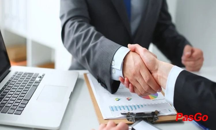 Bát bún gà đơn giản thơm ngon, đầy đủ thịt gà, rau thơm và nước dùng nóng hổi