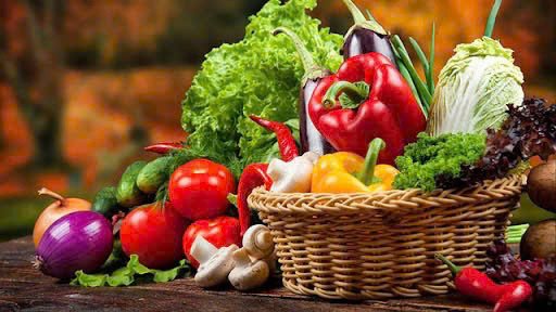 Bát bún gà kèm nhiều rau xanh giúp cân bằng dinh dưỡng
