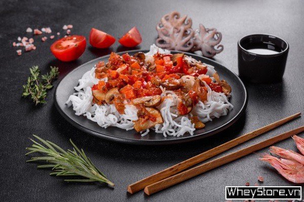 Bát bún lá với rau xanh và thịt nạc, thực đơn giảm cân