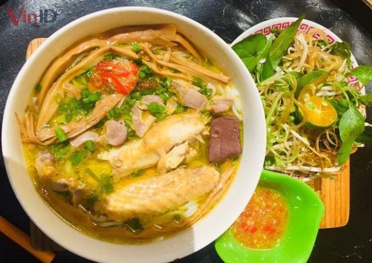 Bát bún măng gà nóng hổi chuẩn vị