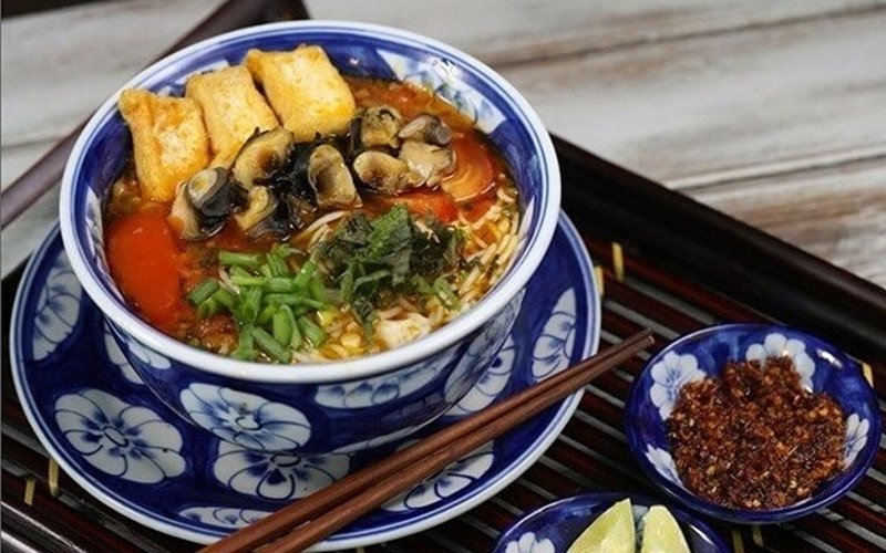 Bát bún ốc bươu nóng hổi, bổ dưỡng