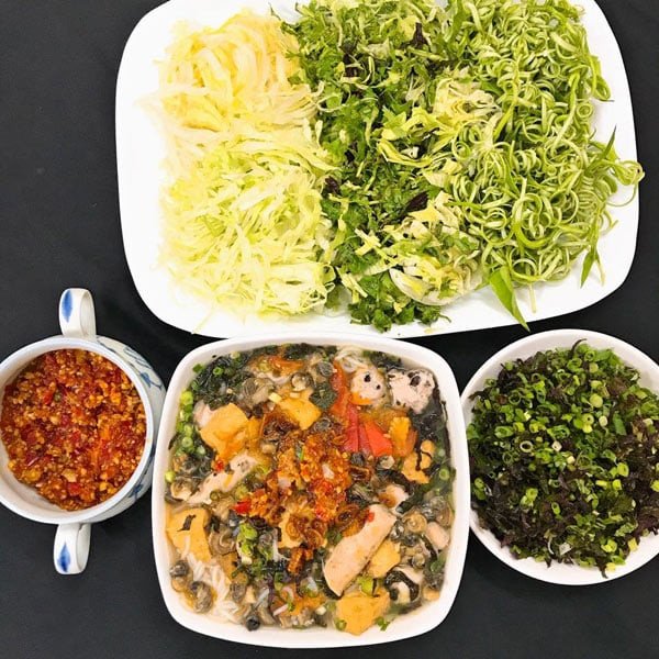 Bát bún ốc nóng hổi hấp dẫn với đầy đủ topping