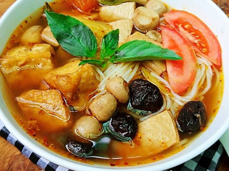 Bát bún Thái chay nóng hổi với hương vị chua cay đặc trưng