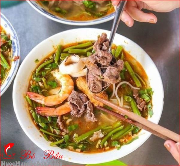 Bát bún Thái Tom Yum hải sản nóng hổi với tôm, mực và rau thơm