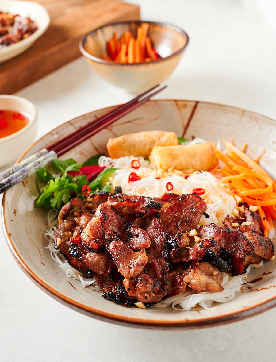 Bát bún thịt nướng kèm chả giò giòn rụm, một món ăn được nhiều người yêu thích, trong bối cảnh tìm hiểu 1 bát bún thịt bao nhiêu calo.