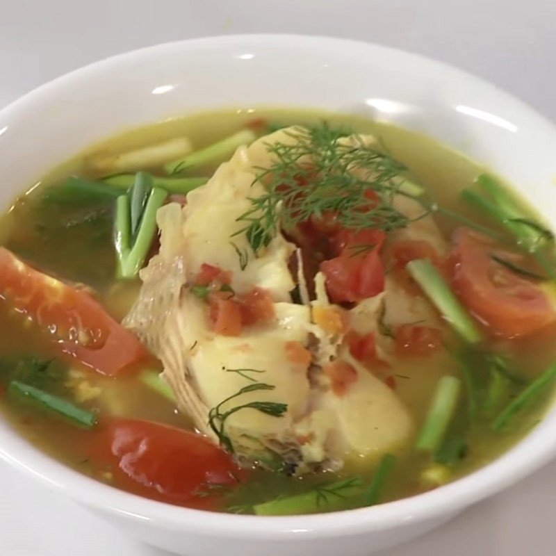 Bát cá chuối om mẻ thơm ngon, nghi ngút khói đã sẵn sàng thưởng thức