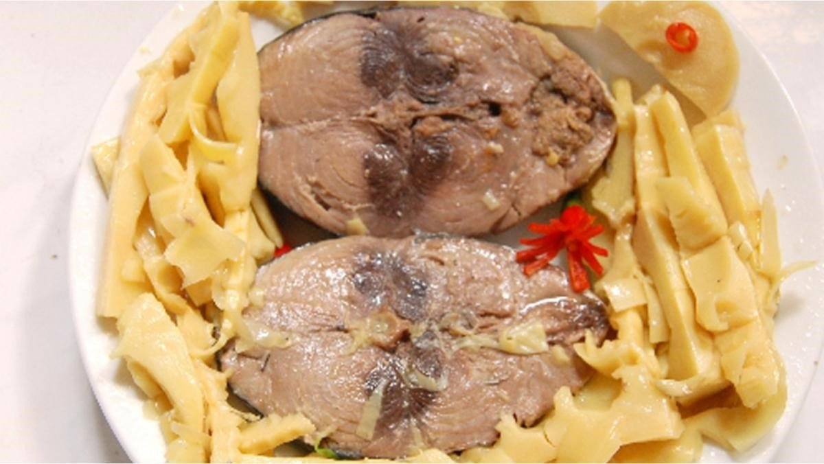 Bát cá ngừ kho măng thơm lừng, đậm vị