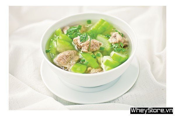 Bát canh bí đao nấu cùng tôm và rau củ, món ăn bổ dưỡng giúp giảm cân hiệu quả