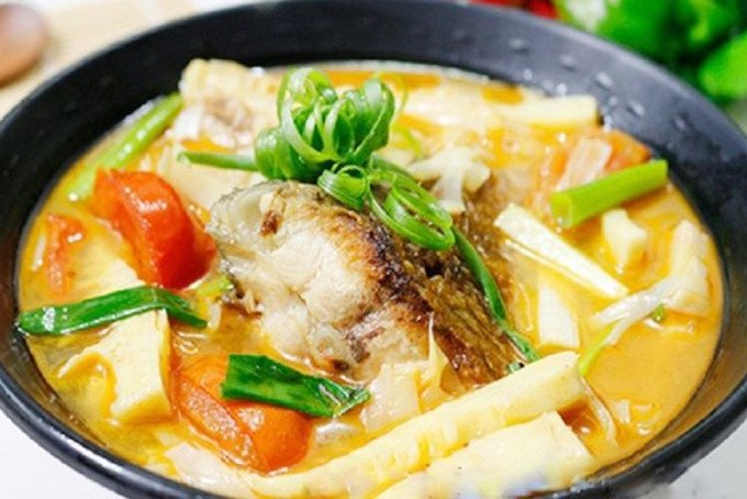 Bát canh cá rô phi nấu cà chua thanh mát
