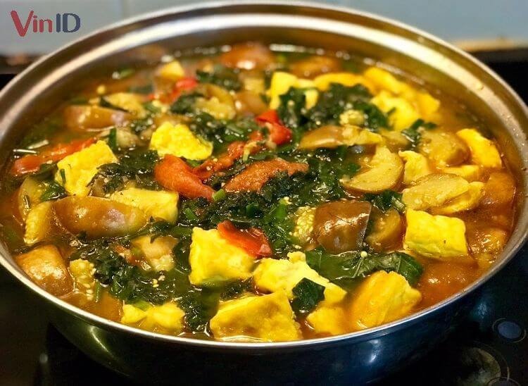 Bát canh cà tím nấu chay nóng hổi, thanh đạm và bổ dưỡng