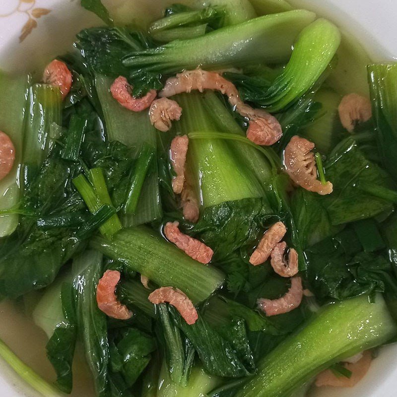 Bát canh cải thìa tôm khô với màu sắc hấp dẫn