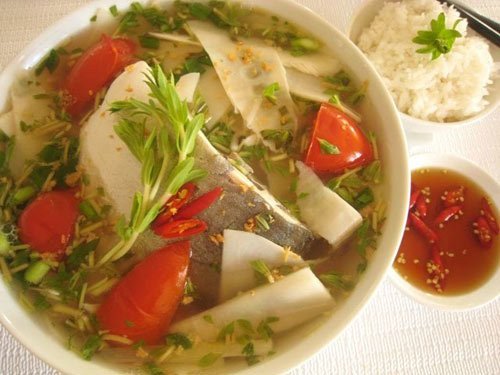 Bát canh chua cá diêu hồng nấu măng chua, điểm xuyết cà chua và thì là